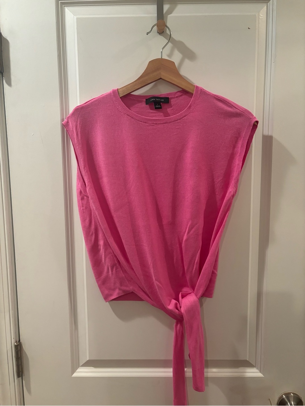 ๐ 3/$15 Ann Taylor Tie Waist Shell Top Pink S - Picture 2 of 8